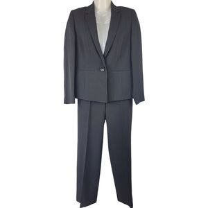 Kasper Woman’s Classic black 2 piece pant suit size 8